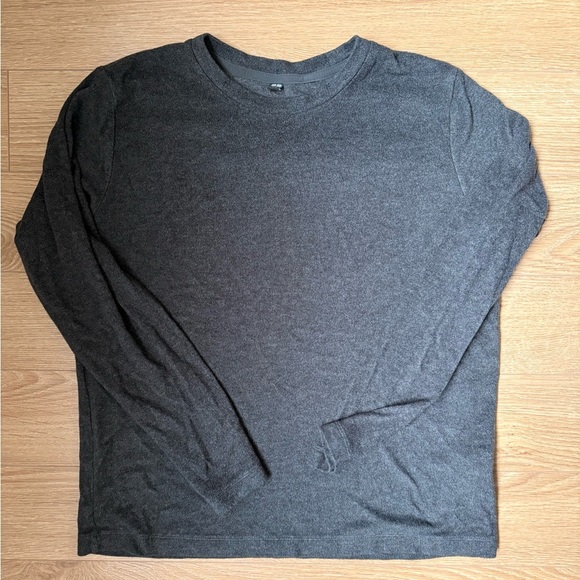 3/$30 - UNIQLO HEATTECH Dark Gray Long Sleeve Shirt - Picture 2 of 6